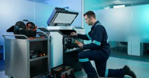 Tecnico especializado fazendo manutencao de impressora corporativa em Campinas