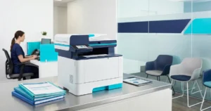 Impressora multifuncional laser em recepção de clínica médica moderna em Campinas