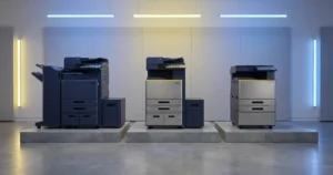 Impressoras Kyocera, Brother e Lexmark lado a lado em ambiente corporativo para comparação