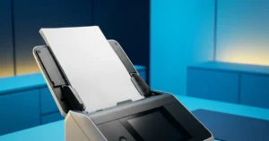 Pilha de documentos sendo digitalizada em scanner multifuncional de escritório
