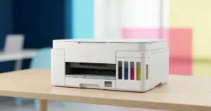 Impressora com tanque de tinta lateral visível sobre mesa de escritório